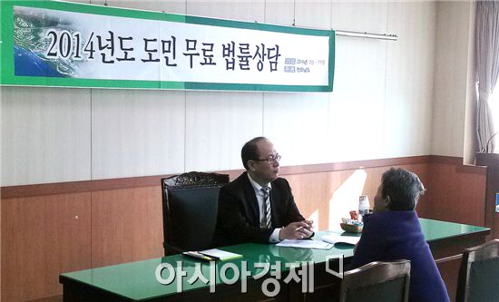 구례군은  작년 이어 2년 연속 무료법률상담을 실시했다.