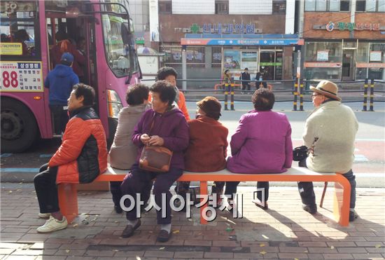 순천시가 시내버스 승강장에 이색 발열의자를  설치 주민들에게 큰 호응을 얻고있다.