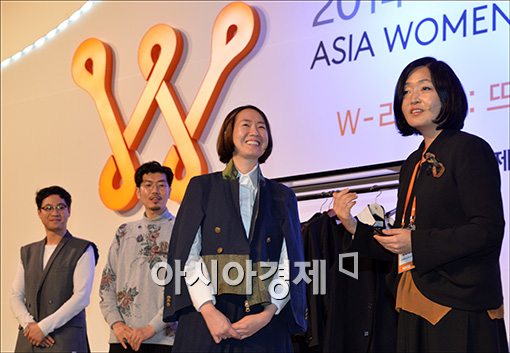 한경애 코오롱인더스트리 상무(오른쪽)가 자사 모델들과 함께 윤리적 패션 브랜드 '레코드'를 소개하고 있다. 