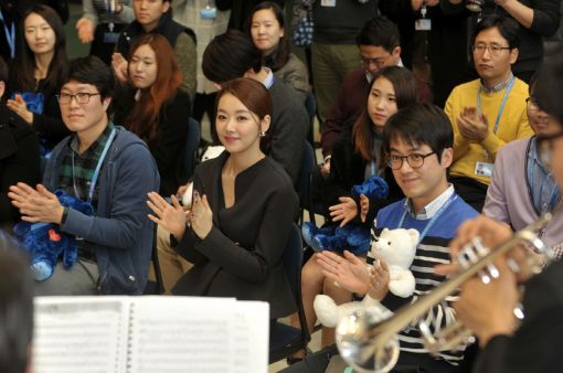 삼성SDI 임직원들과 하트하트재단 홍보대사 소이현이 28일 의왕R&D센터에서 열린 나눔트리 점등식에서 함께 공연을 관람하고 있다.