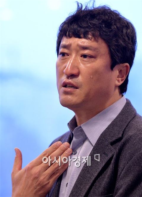 남자 핸드볼 웰컴론코로사의 장인익 감독이 28일 서울 성북구 정릉동 한 식당에서 기자회견을 열고, 최근 팀 해체 위기와 관련한 선수단 입장을 전달하며 눈물을 흘리고 있다. 장 감독은 이날 구단과의 협의 없이 선수단과 기자회견을 열었다는 이유로 감독직에서 해임됐다.[사진=김현민 기자]