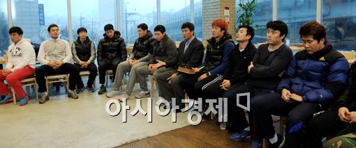 [포토]코로사와 결별을 선언하는 장인익 감독과 선수단