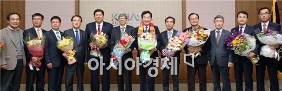 [포토]이낙연 전남지사, 대한민국 지역사회복지대상 수상자들과 함께 