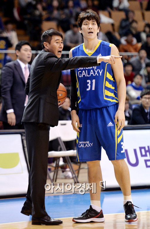 [포토]이상민 감독, '준일아, 이번 작전은~'