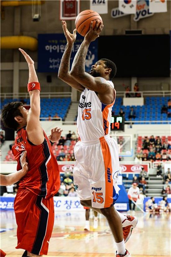 포웰·김지완 '41점' 합작…전자랜드, 연장 끝 6연승