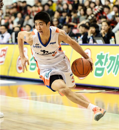 포웰·김지완 '41점' 합작…전자랜드, 연장 끝 6연승