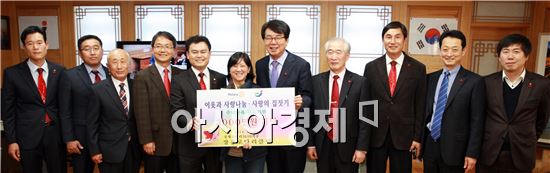 장흥로타리 클럽(회장 김종민)은 최근 혼자서 7남매를 키우고 있는 사가야 사찌꼬씨의 주택 신축을 위한 성금 전달식을 가졌다
