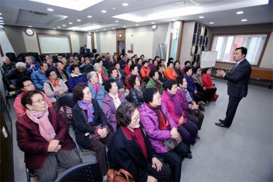 경남은행 금융강사가 24일 오후 경남 창원시 금강노인종합복지관을 찾은 노인들을 대상으로 사기 예방 교육을 하고 있다.(자료제공:경남은행)