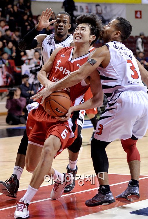 [포토]강병현, '이건 전태풍의 파울이야'