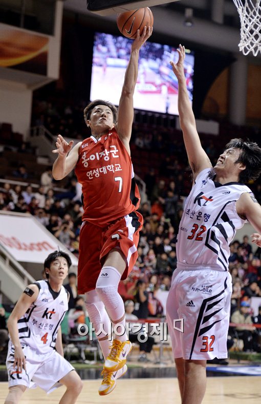 [포토]박찬희, '상대 센터 보다 더 높게'