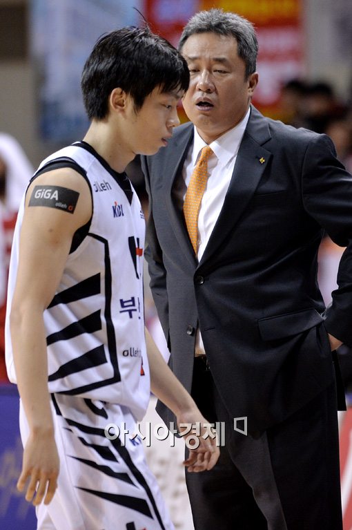 [포토]이재도 꾸짖는 KT 전창진 감독