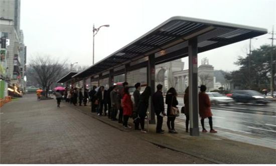 경기도가 사당역에 설치한 아케이드형 승차대인 '쉘터'에서 승객들이 광역버스를 기다리고 있다. 