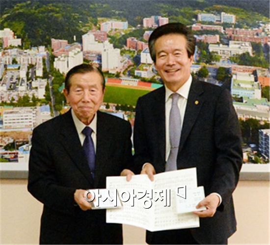 작곡가 김형주 선생(왼쪽)과 순천대학교 송영무 총장(오른쪽)이 교가 악보와 음반 CD를 들고 환하게 웃고 있다.

