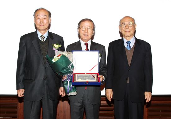 윤윤수 휠라 회장, KAST 명예회원 위촉