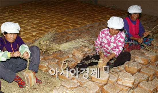 [포토]전통방식으로 메주 만드는 함평군 입석마을 주민들