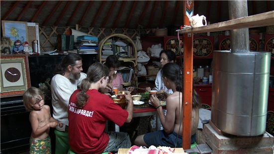 러 알렉산드로브카 사람들, 전기·학교 없어도 잘 살아요