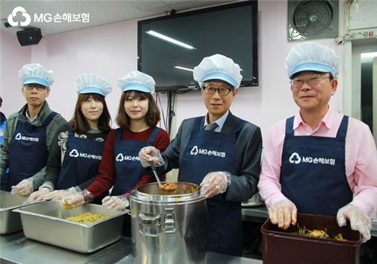 김상성 MG손해보험 대표(오른쪽 두번째)와 직원들이 노숙인 등에게 점심을 제공하는 '사랑의 빨간밥차' 사회공헌활동을 하고 있다. 