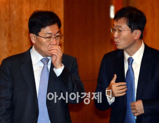 [포토]대화 나누는 윤상직 장관