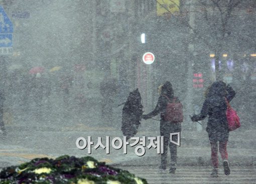 [포토]우산도 날려버리는 눈보라 