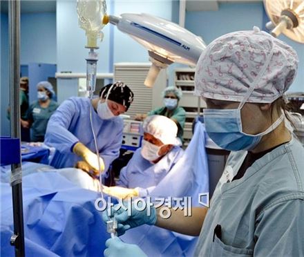 제왕절개 산모 뱃속에서 휴대폰 나와…'의료과실' 논쟁