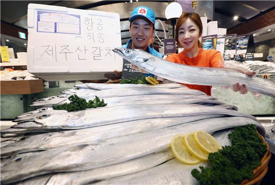 [포토]"비행기타고 온 제주산 갈치 맛보세요"