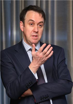 슈로더 "한국, 내수 살리려면 추가 금리인하 단행해야"