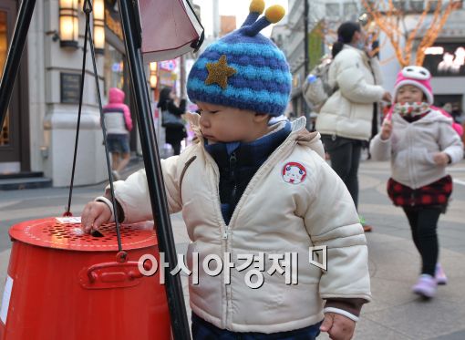 [포토]'아이도 함께하는 자선냄비 성금'