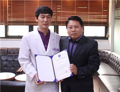 밝은광주안과(대표원장 김재봉)가 광주지역에서는 최초로 시행한 의료폐기물 관리 모범사업장으로 선정됐다.