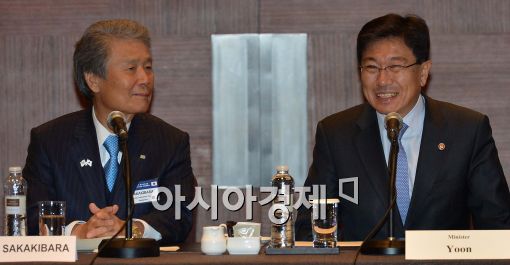 [포토]인사말 전하는 윤상직 장관