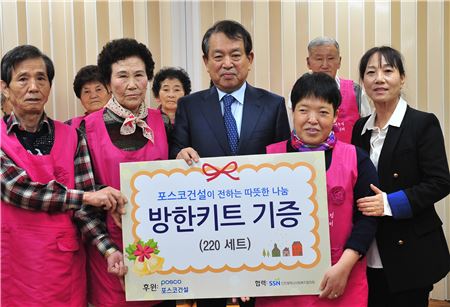 황태현 포스코건설 사장(가운데)이 1일 창립 20주년을 맞아 인천 쪽방촌 관리시설을 방문해 방한키트를 전달한 뒤 기념사진을 촬영하고 있다.
