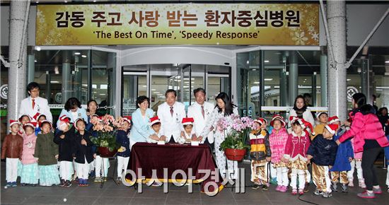 전남대학교병원(병원장 윤택림)이 연말연시를 맞아 1일 크리스마스 트리 점등식과 함께 쾌유를 기원하고 희망을 전하는 ‘사랑 나눔’ 행사를 가졌다.
