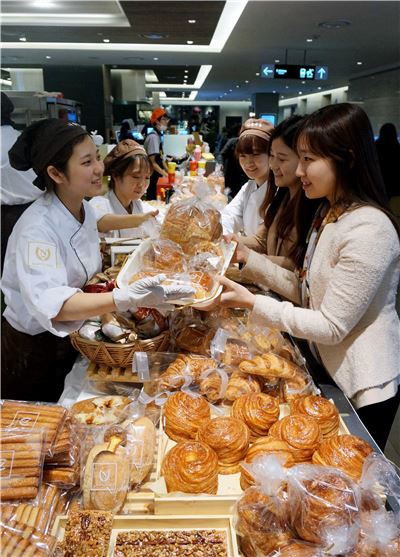 현대百, '서울 3대 빵집' 나폴레옹 과자점 팝업스토어 오픈