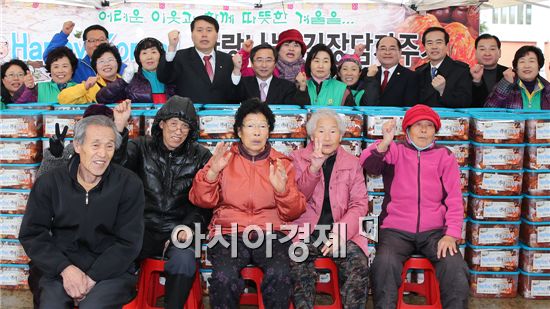 광주시 동구새마을부녀회는 2일 혜성교회 식당에서 ‘사랑의 김장김치 나눔행사’를 개최했다. 이번 행사는 임영율 동구부청장, 김현자 동구새마을부녀회장 및 회원 100여명이 참여한 가운데 불우이웃 130세대에 사랑의 김장김치 전달 행사를 가졌다. 사진제공=광주시 동구
