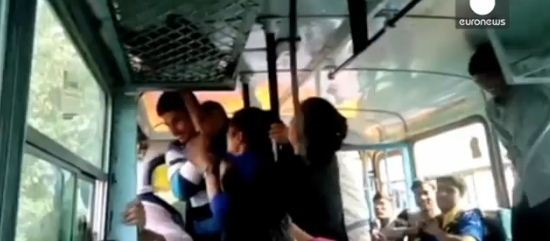 버스 안 성추행범에 응수한 '용감'한 인도 자매…영상 어떻길래?