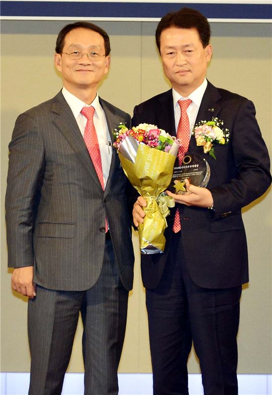 왼쪽부터 이세정 아시아경제신문 대표, 박종길 교보증권 프로젝트금융본부장