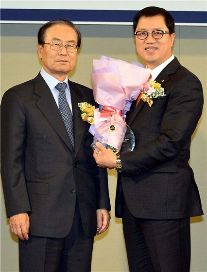 박종수 금융투자협회 회장(왼쪽)과 신재영 KDB대우증권 마케팅본부 전무(오른쪽)가 '2014 아시아 자본투자대상'에서 기념촬영하고 있다.