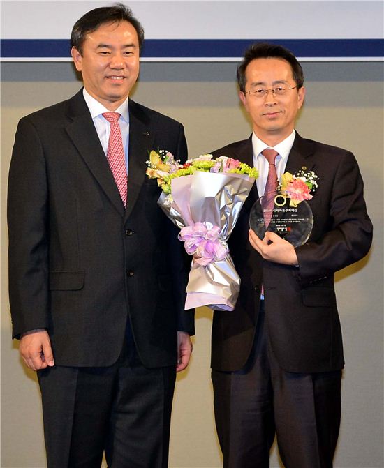 유재훈 한국예탁결제원 사장과 장광수 대신증권 금융주치의사업단장이 기념 촬영을 하고 있다.(왼쪽부터)