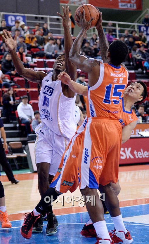 [포토]심스, '리바운들 빼앗기면 안돼'