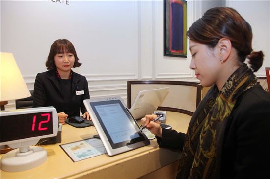 신세계 상품권샵에서 고객이 태블릿 모니터를 통해 서명을 하고있다.
