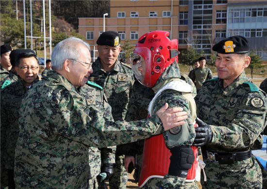 양승태 대법원장(사진 왼쪽)은 2일 인천 남동구 제9공수여단을 방문해 장병을 격려했다. 사진제공=대법원 