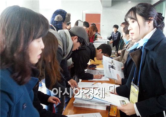 조선대학교 해오름관에서 2일 열린 혁신도시 채용설명회에서 학생들이 이전기관 관계자들의 설명에 귀를 기울이고, 관련 자료를 수집하는 등 뜨거운 관심을 보였다.
