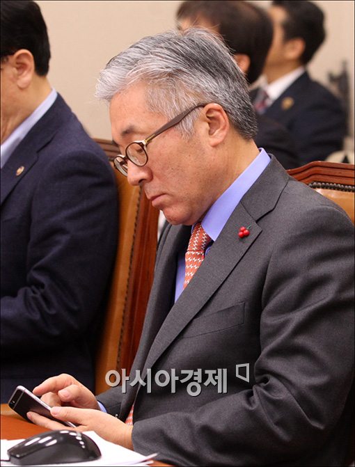 [포토]휴대폰 확인하는 김종덕 장관
