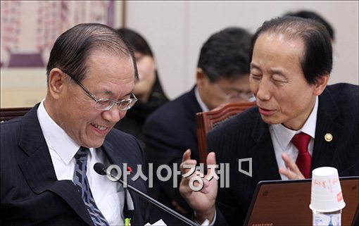 [포토]보고 받는 황우여 장관