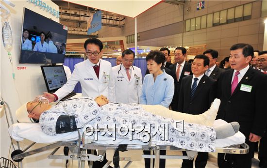 [포토]화상원격진료 살펴보는 박근혜 대통령