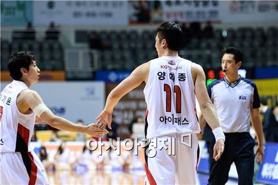 '조성민 컴백' KT, 접전 끝에 삼성 제압…KGC 2연승