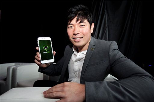 그랩택시를 창업한 앤서니 탄 최고경영자(CEO)가 자신의 스마트폰에 그랩택시 애플리케이션 로고 화면을 띄워 보여준다. 사진=블룸버그