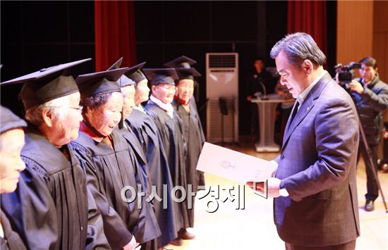 유근기 곡성군수가 2014년 성인문해교육 졸업식에서 졸업장을 수여하고 있다. 