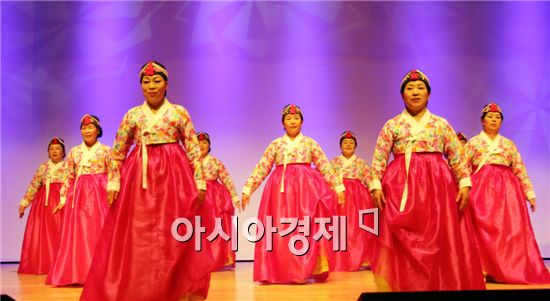 곡성군은 성인문해교육 졸업식에서 평생학습 성과발표회를 개최했다.