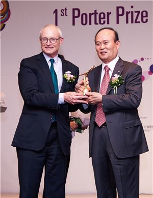 이채욱 CJ그룹 부회장(오른쪽)이 'CSV포터상'을 수상한 후 환하게 웃고 있다.