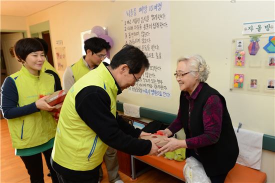 김학현 NH농협손보 대표이사(앞줄 왼쪽)와 헤아림 봉사단원들이 청운양로원을 찾아 로션과 핸드크림을 전달하고 있다. 

 
